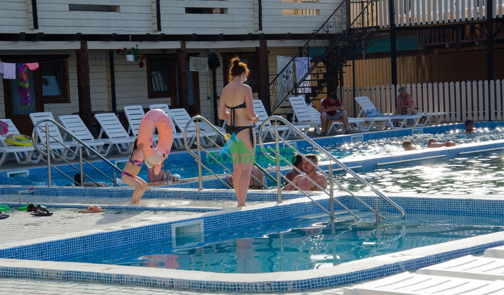 ЗОЛОТИЙ ПАВЛІН база відпочинку в Солотвино